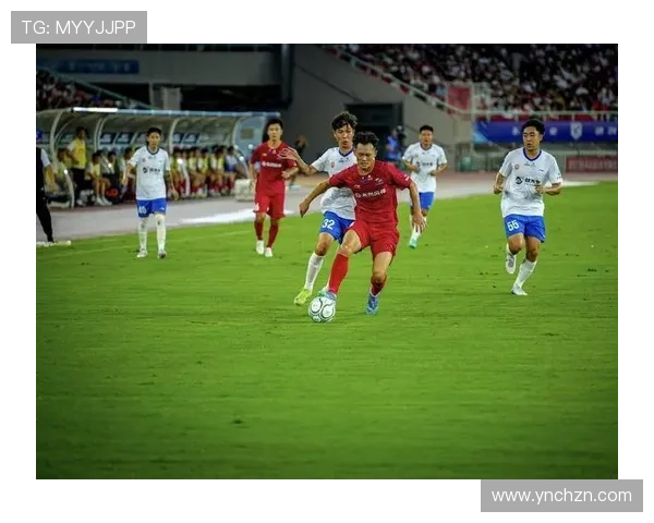 足球明星抵达保安机场引发球迷热烈追捧现场气氛火爆 足球明星抵达保安机场引发球迷热烈追捧现场气氛火爆